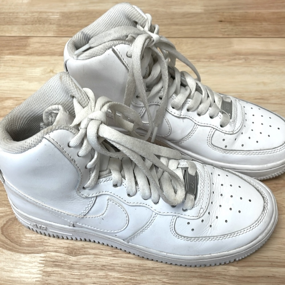 White Nike Air Force One Size 5Y.